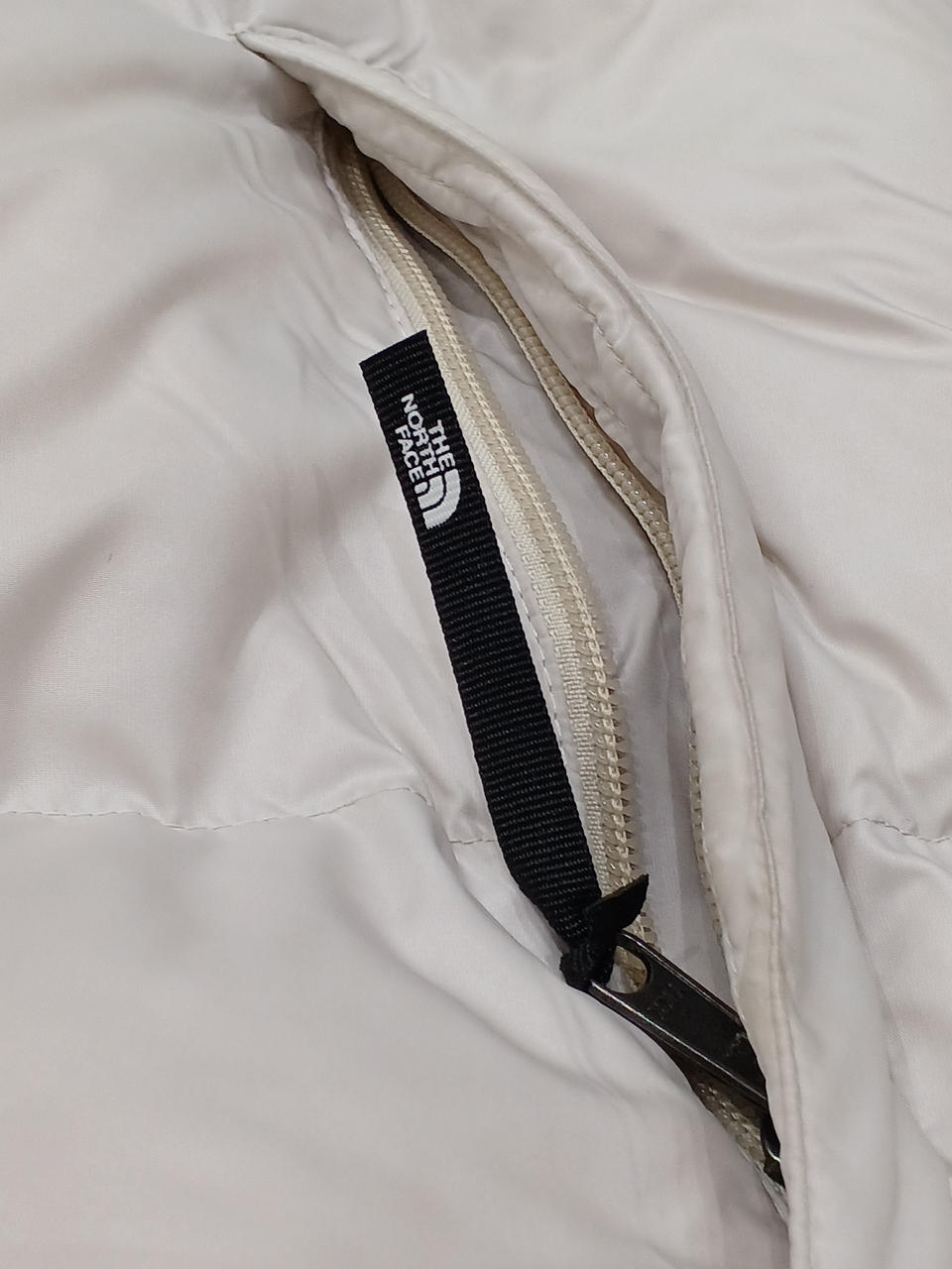 少し黄味がかっています。