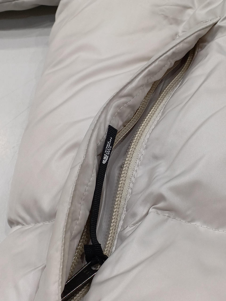 少し黄味がかってます。