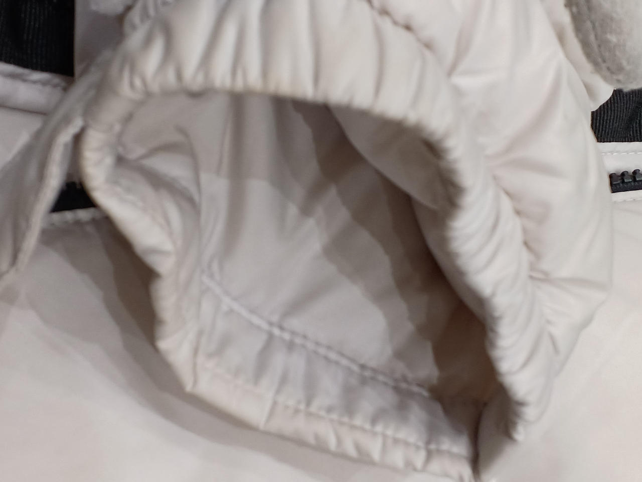 右袖口、黄味がかってます。