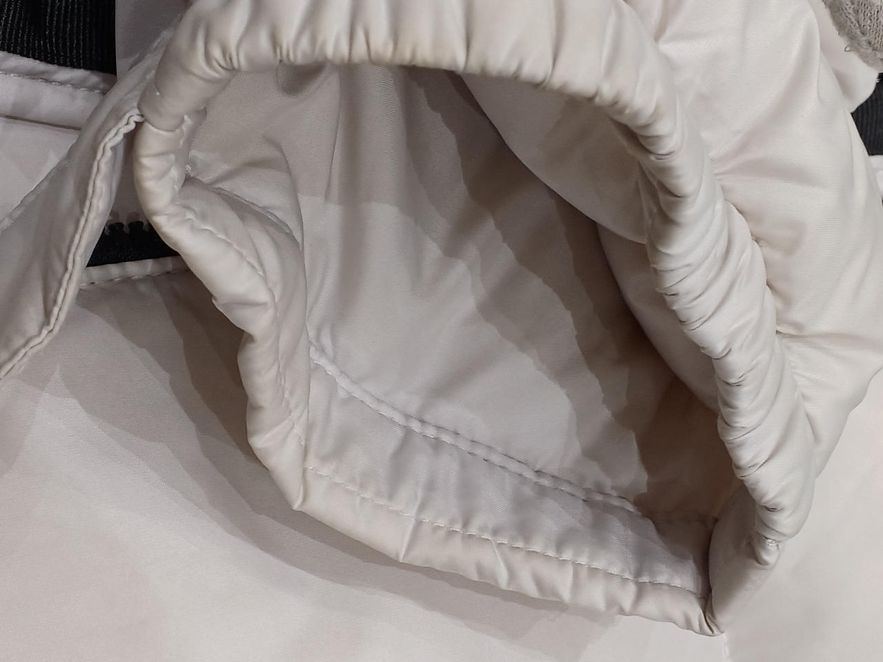 左袖口、黄味がかっています。