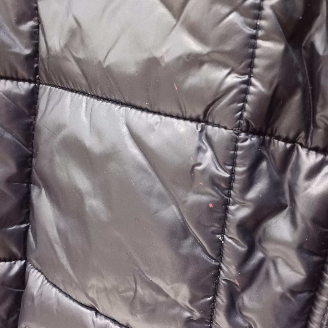 背面右側です。赤い何かが散った跡があり。