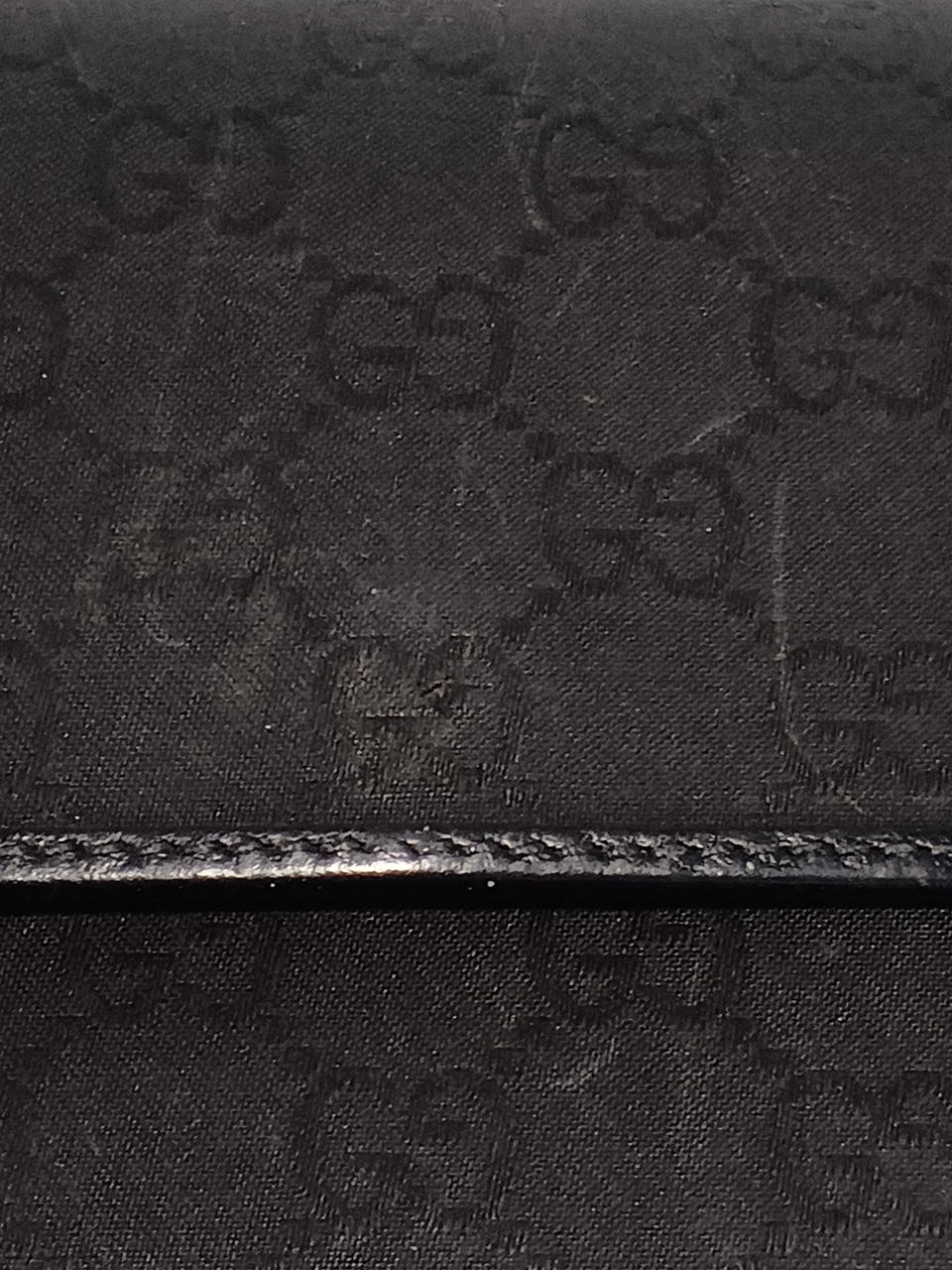 素材上、キズが見えやすくなってます。