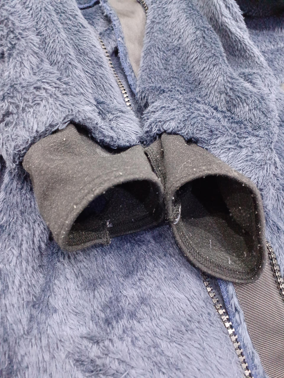 袖口に毛玉あり。