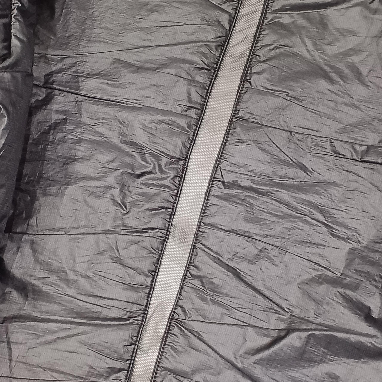 背中の真ん中はメッシュなので透けます