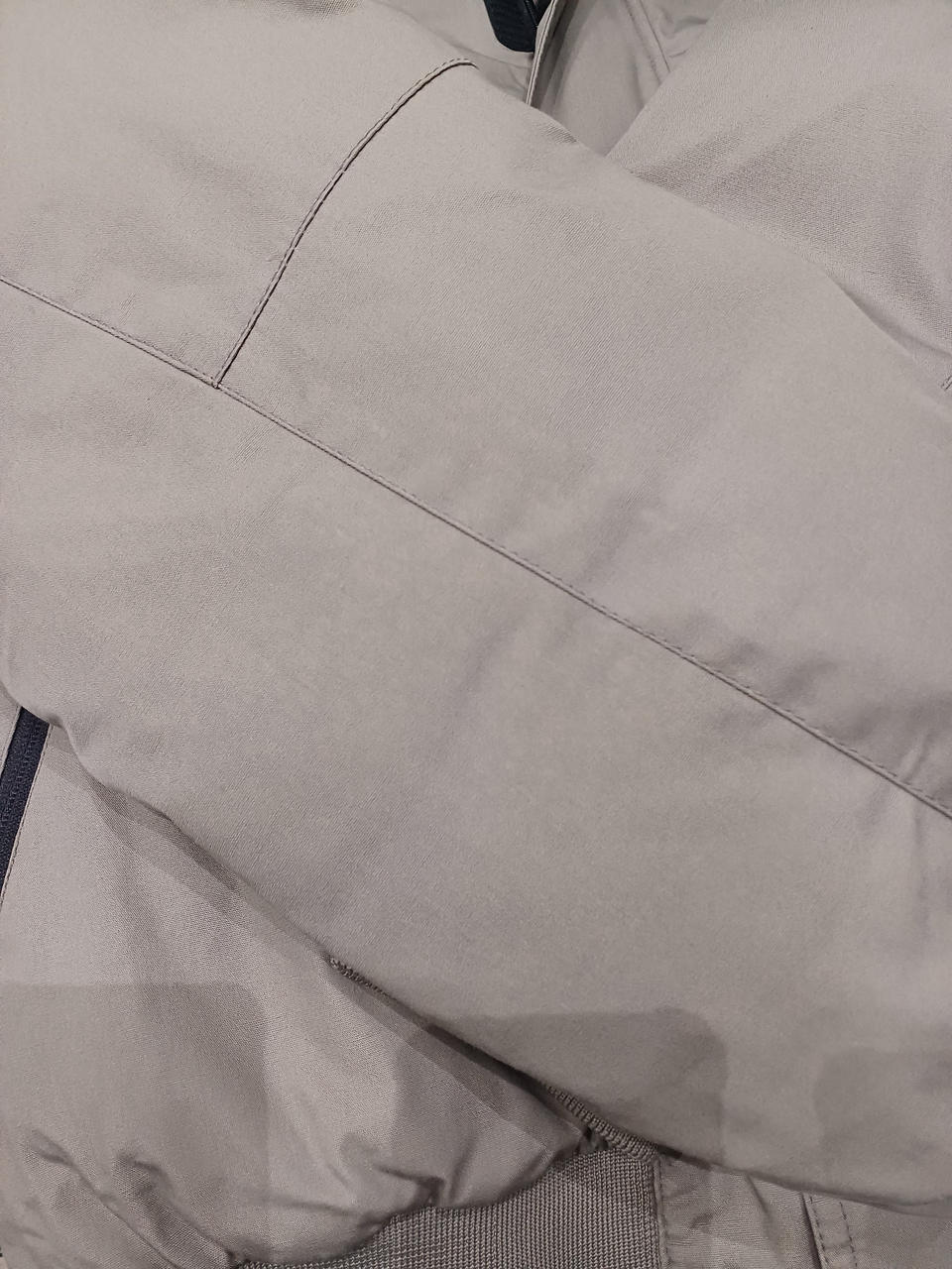 汚れの様な変色があります。