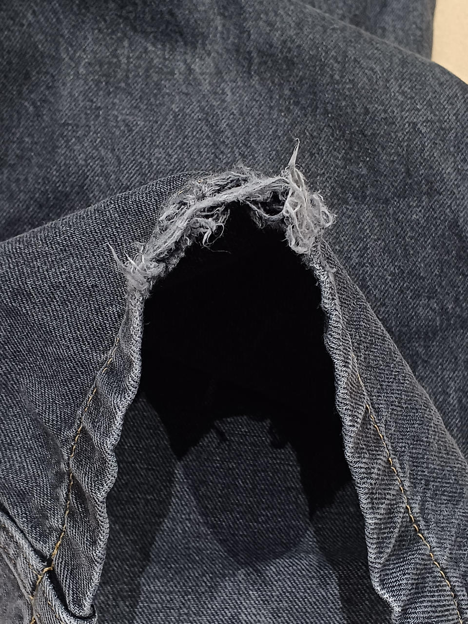 裾に破れあります