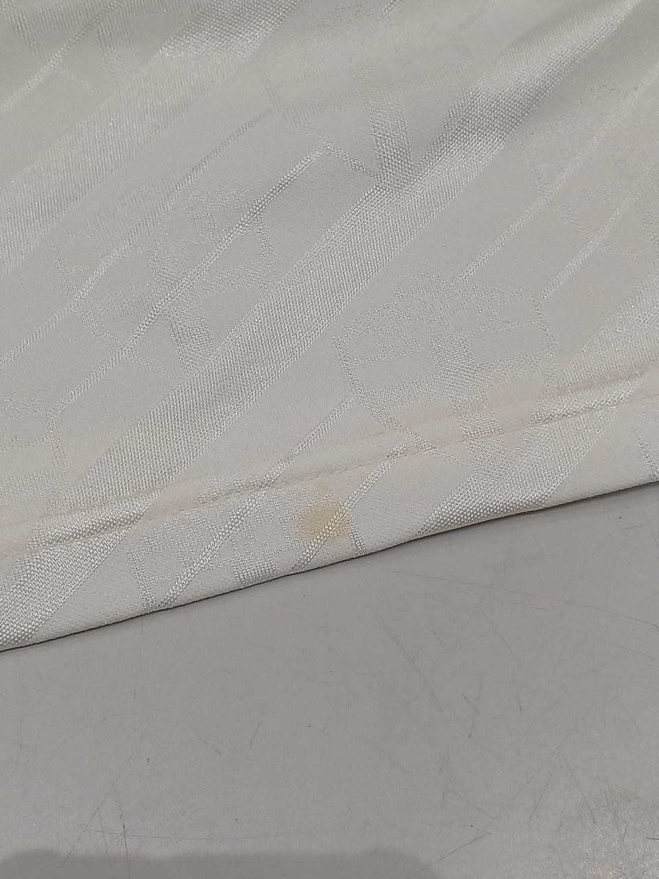 各所にシミがございます
