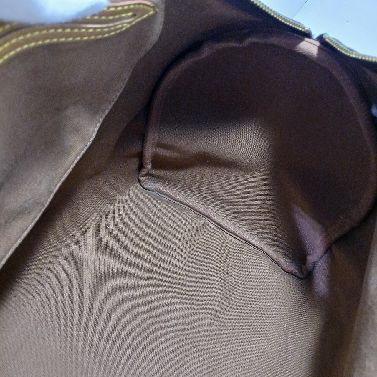 目立つシミや汚れはありません