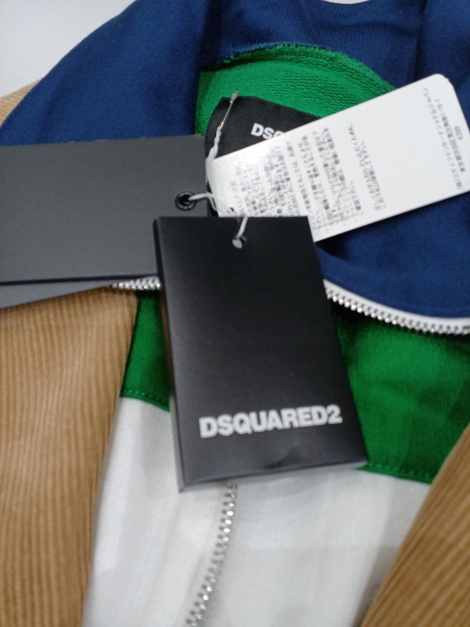 予備のボタンが大小1つずつ入っています