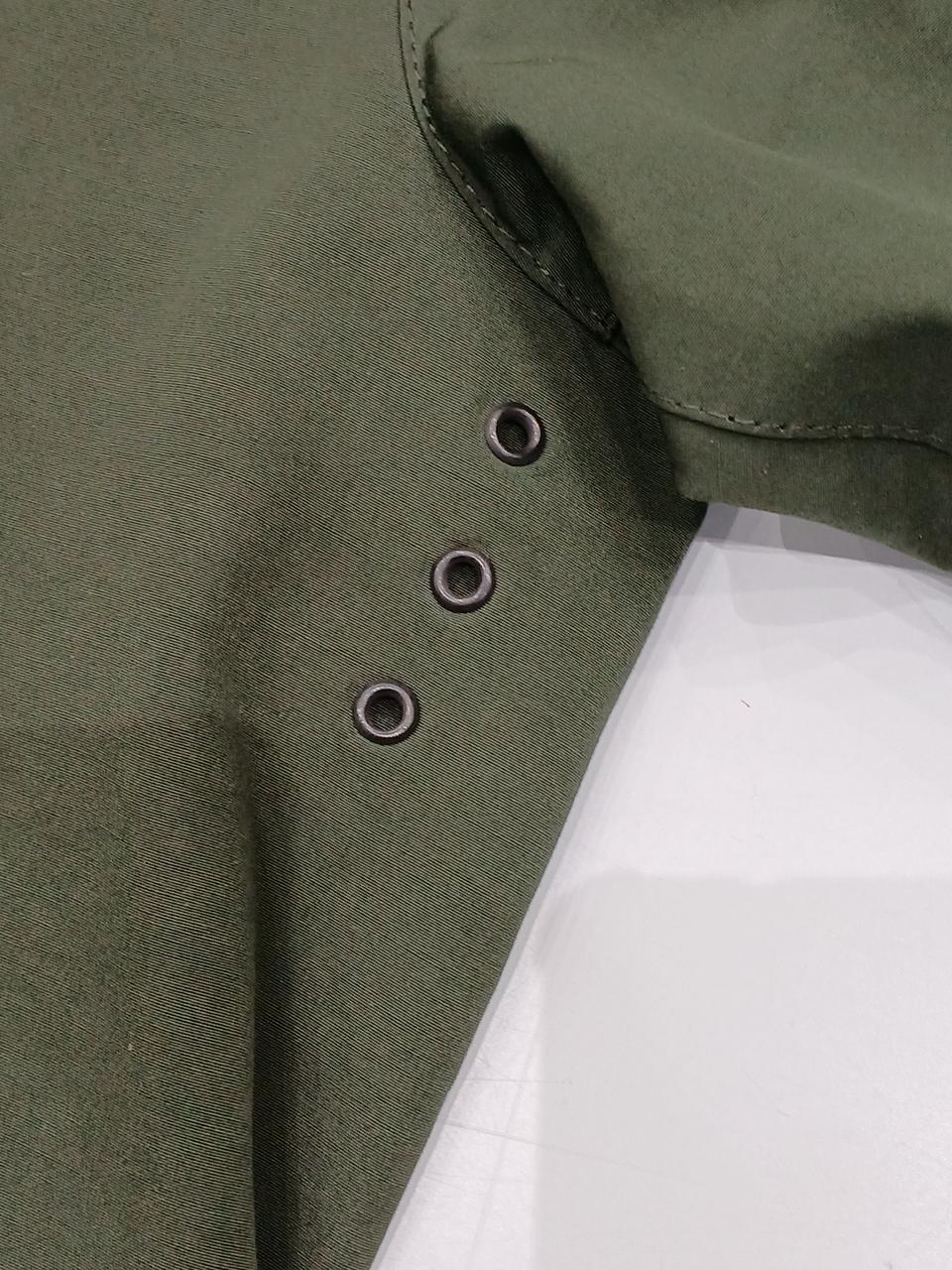 脇の下にベンチレーションホールあります