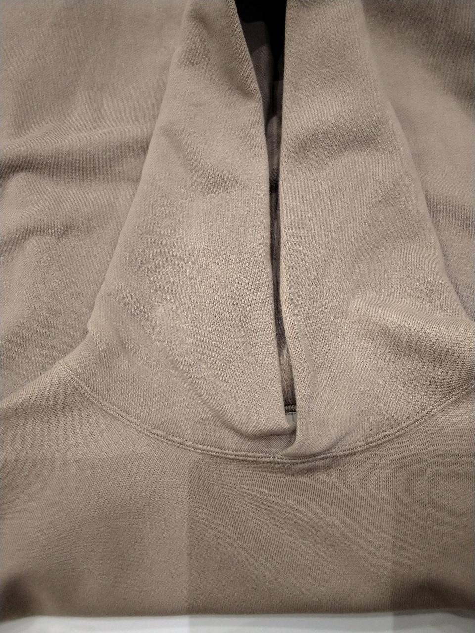 フード周り変色あり。