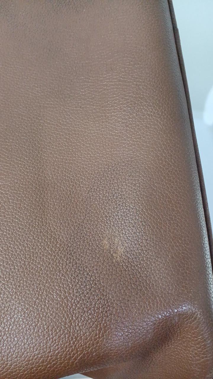 シミ跡の様な汚れがあります