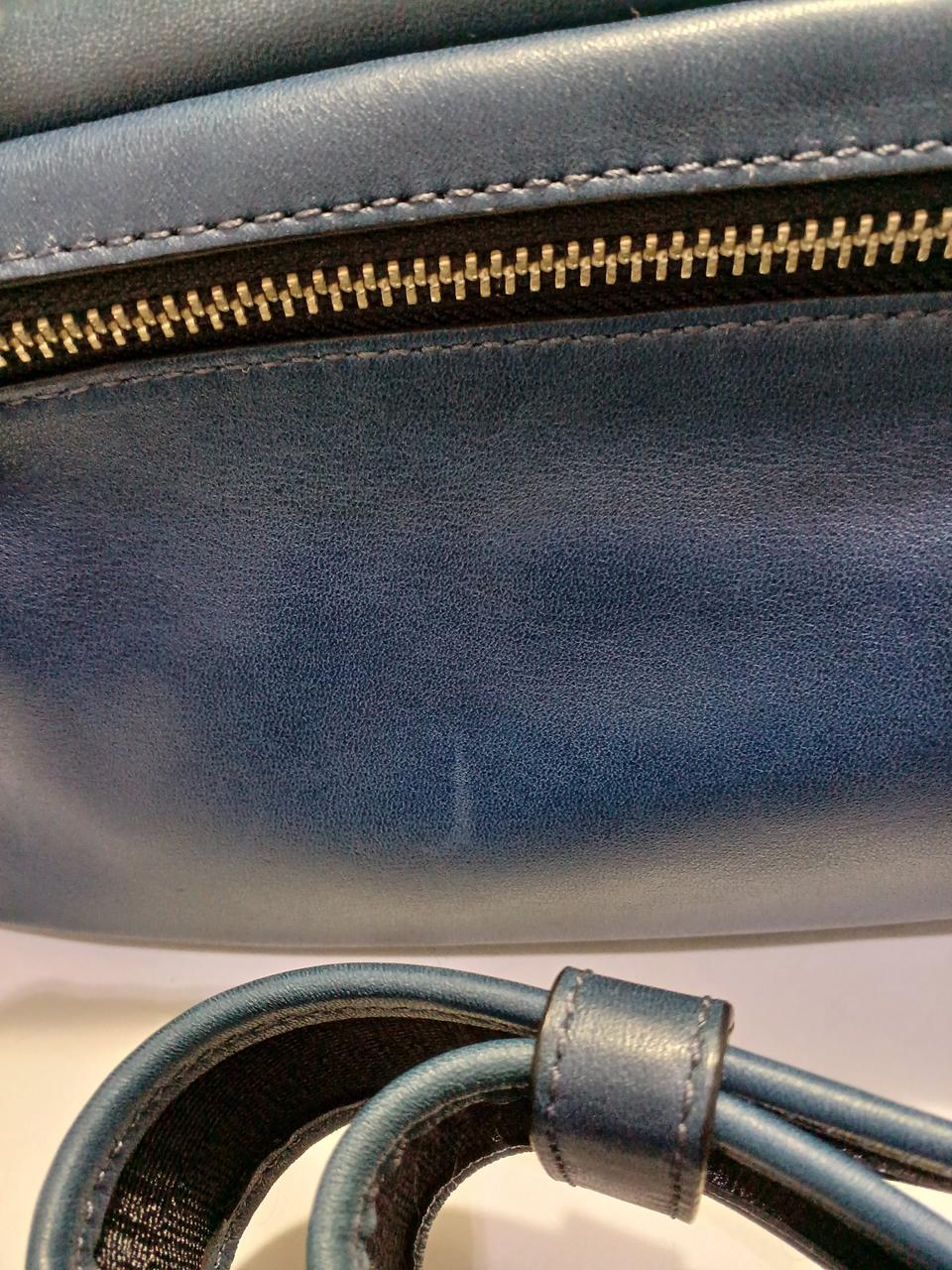 バッグにも全体的に小さなキズがあります