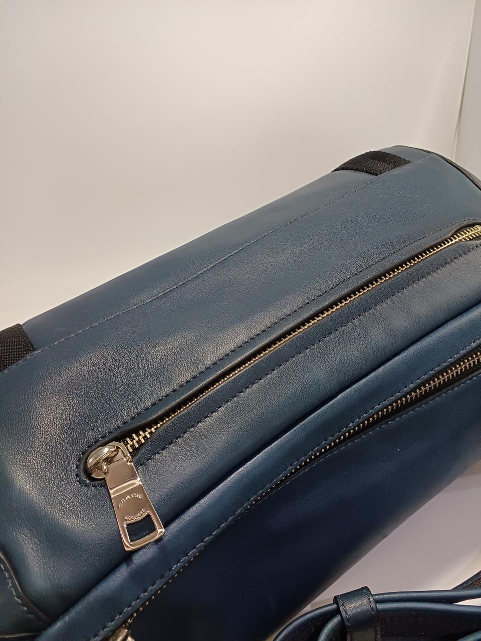 チャックも全体的にカタイです