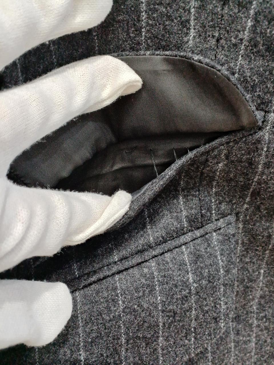 右上のポケットは糸がほつれています