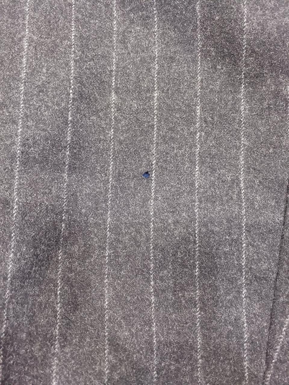 前側左足太もも部分、穴あき有り