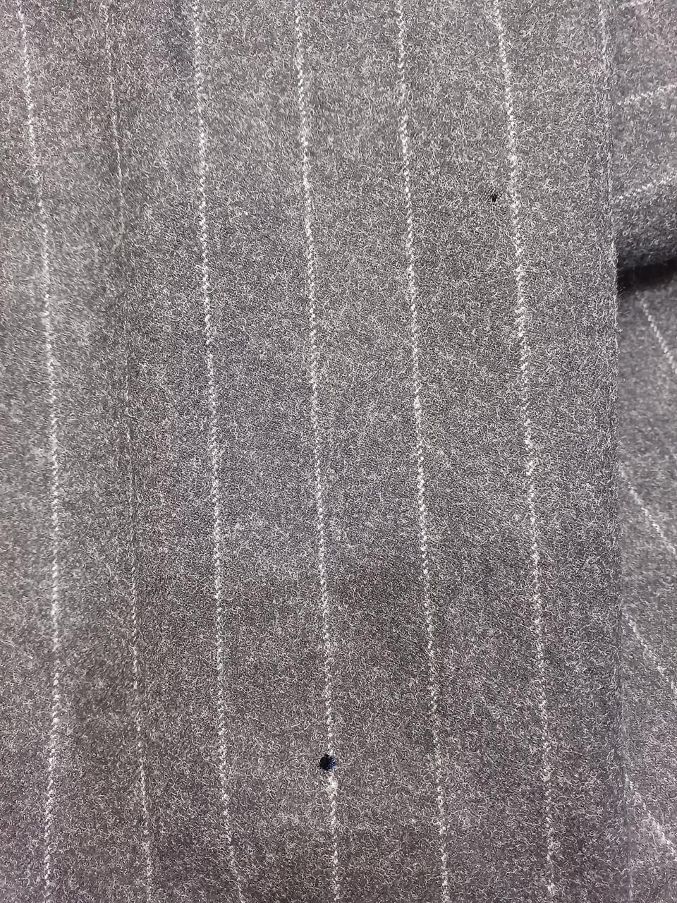 前側右足ふくらはぎ部分、2箇所穴あき有り