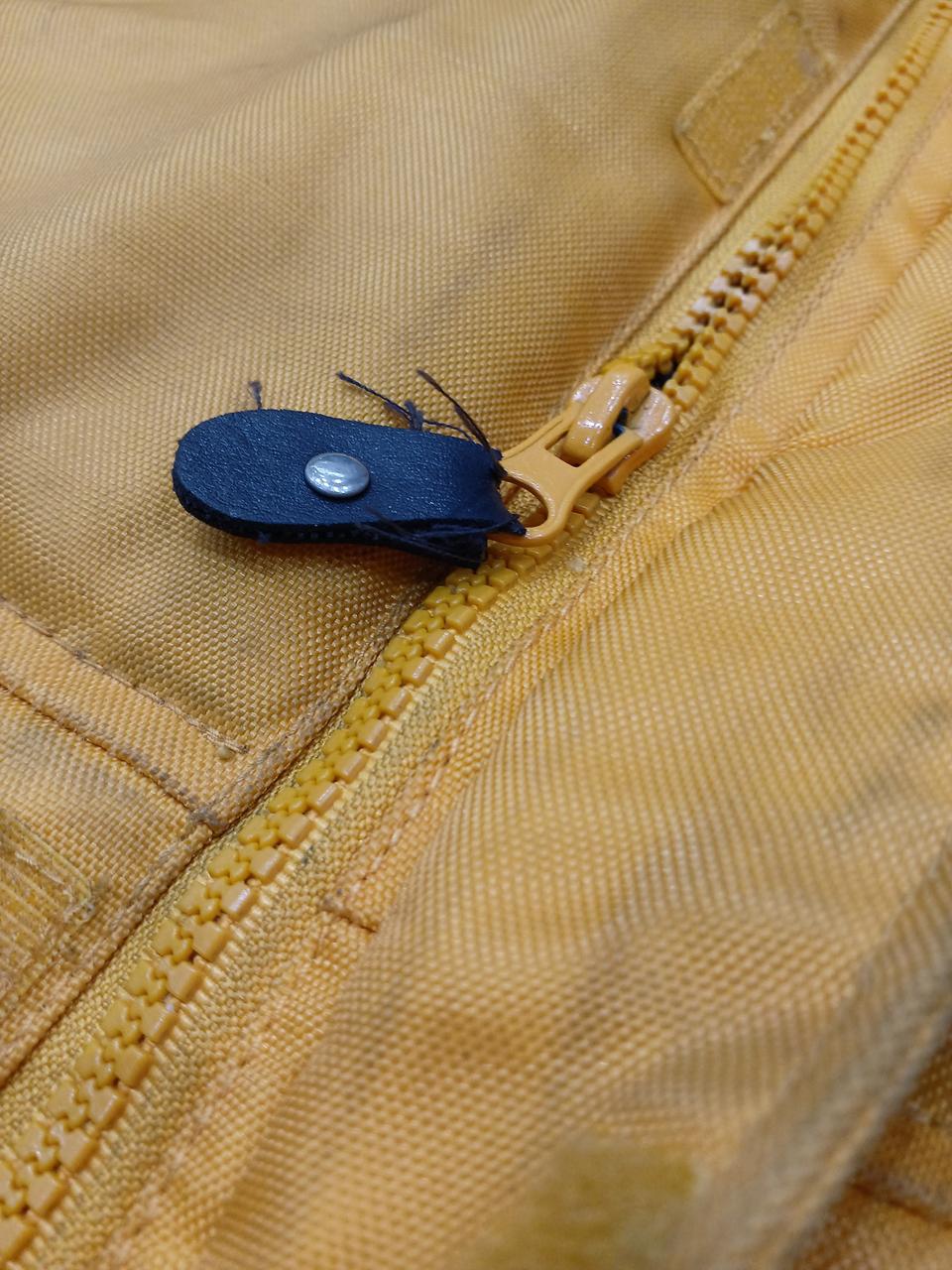 チャック部分の皮が千切れそうです。