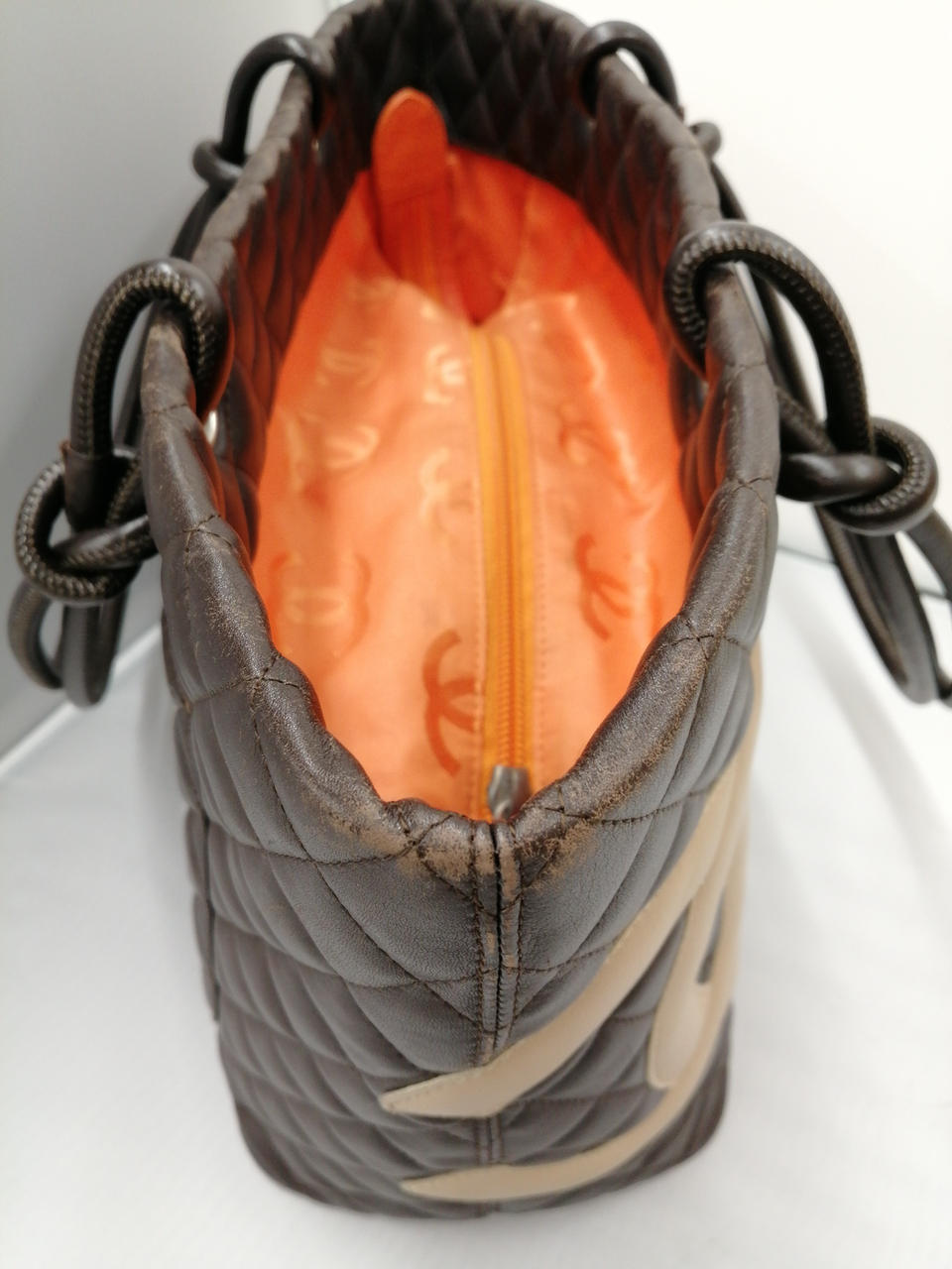 縁全体にこのイタミあります