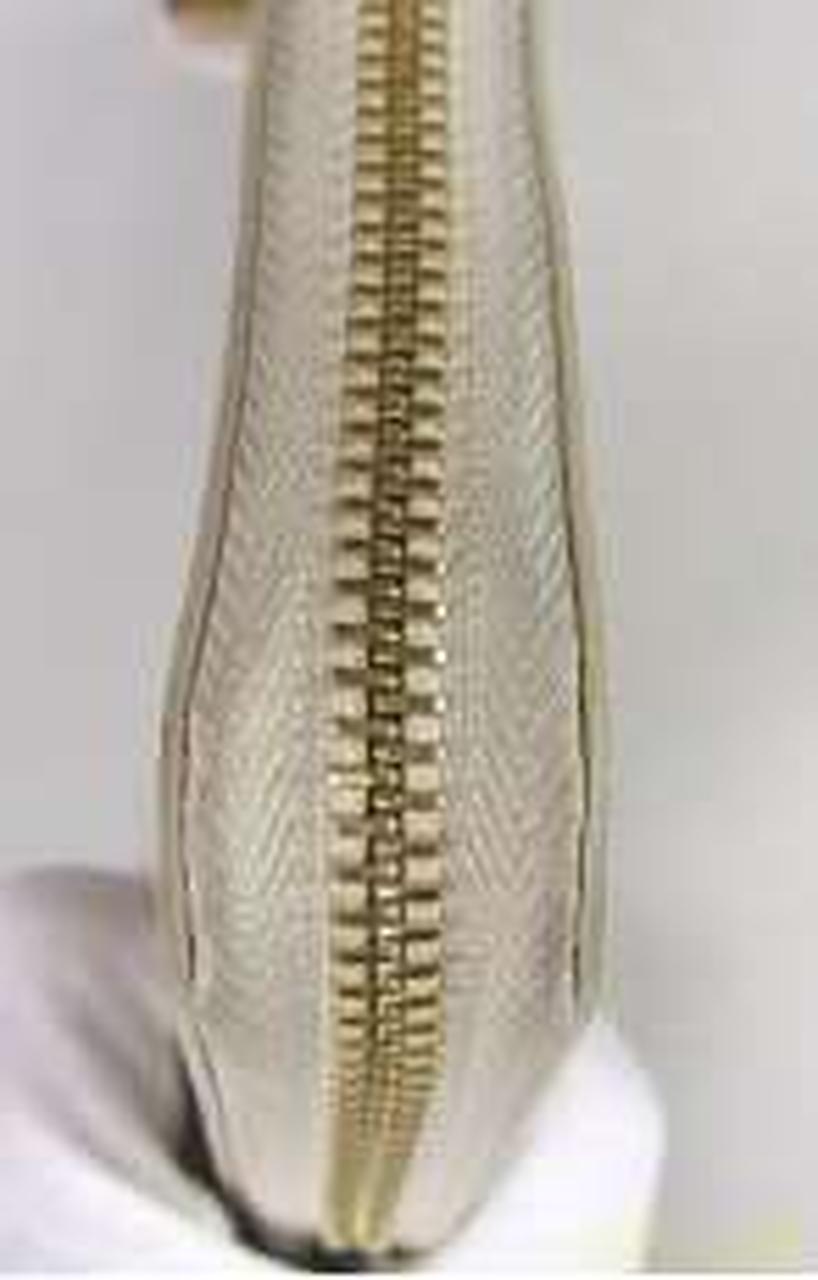 ＺＩＰ沿いの布部分汚れ有ります。