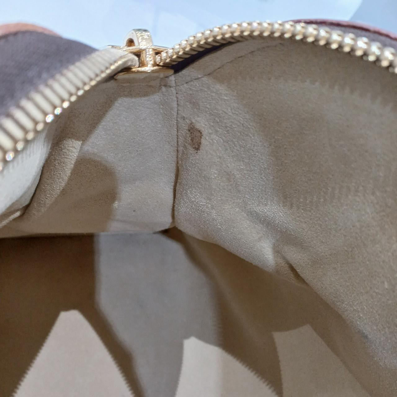 目立つシミがあります