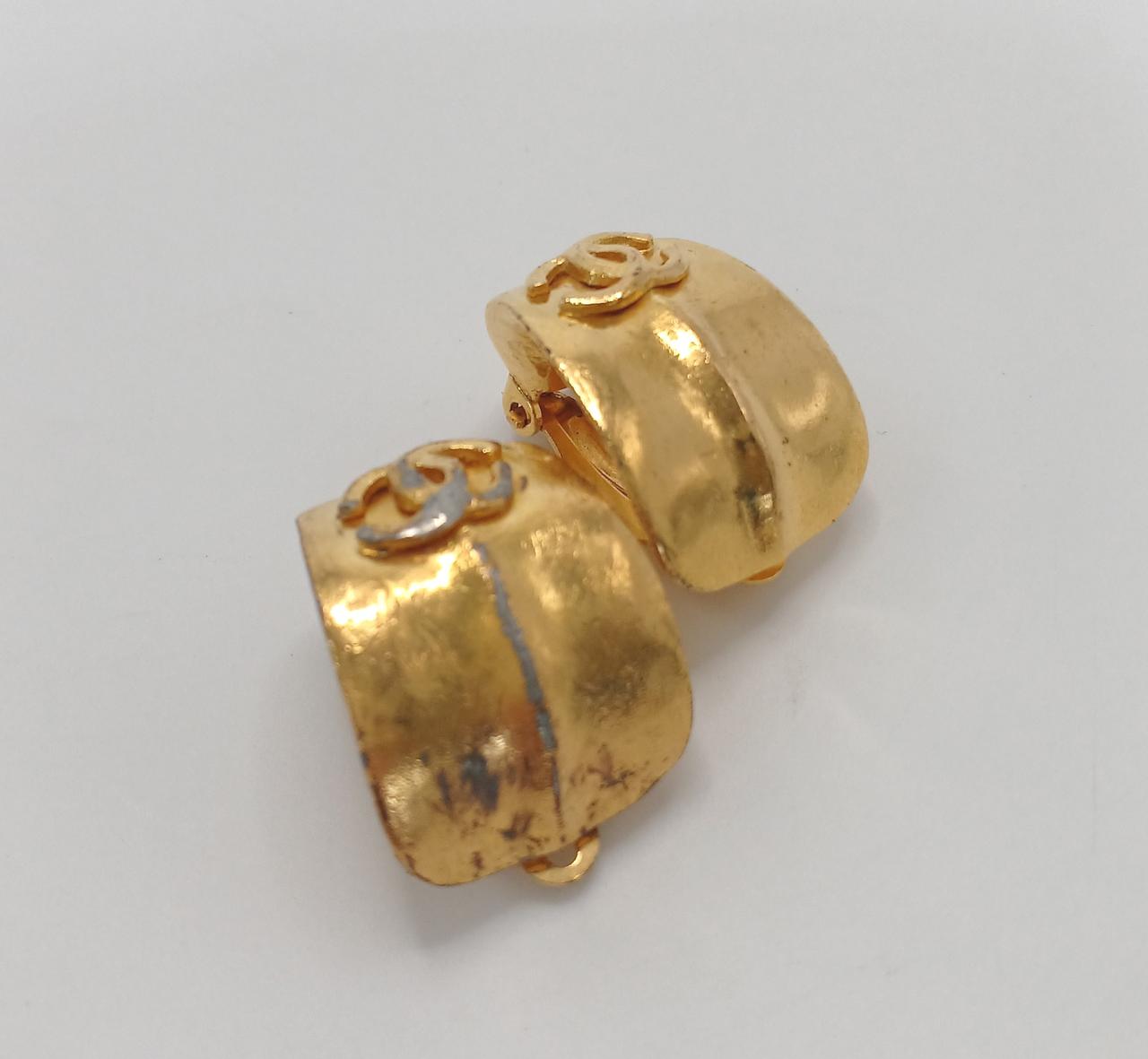 キズ、色剥がれ箇所あり。