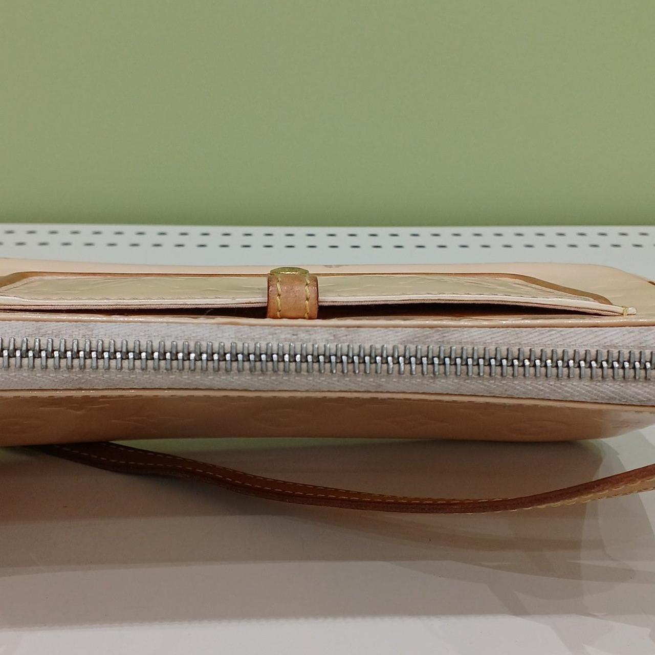 チャックの部分が全体的に黒ずんでいます