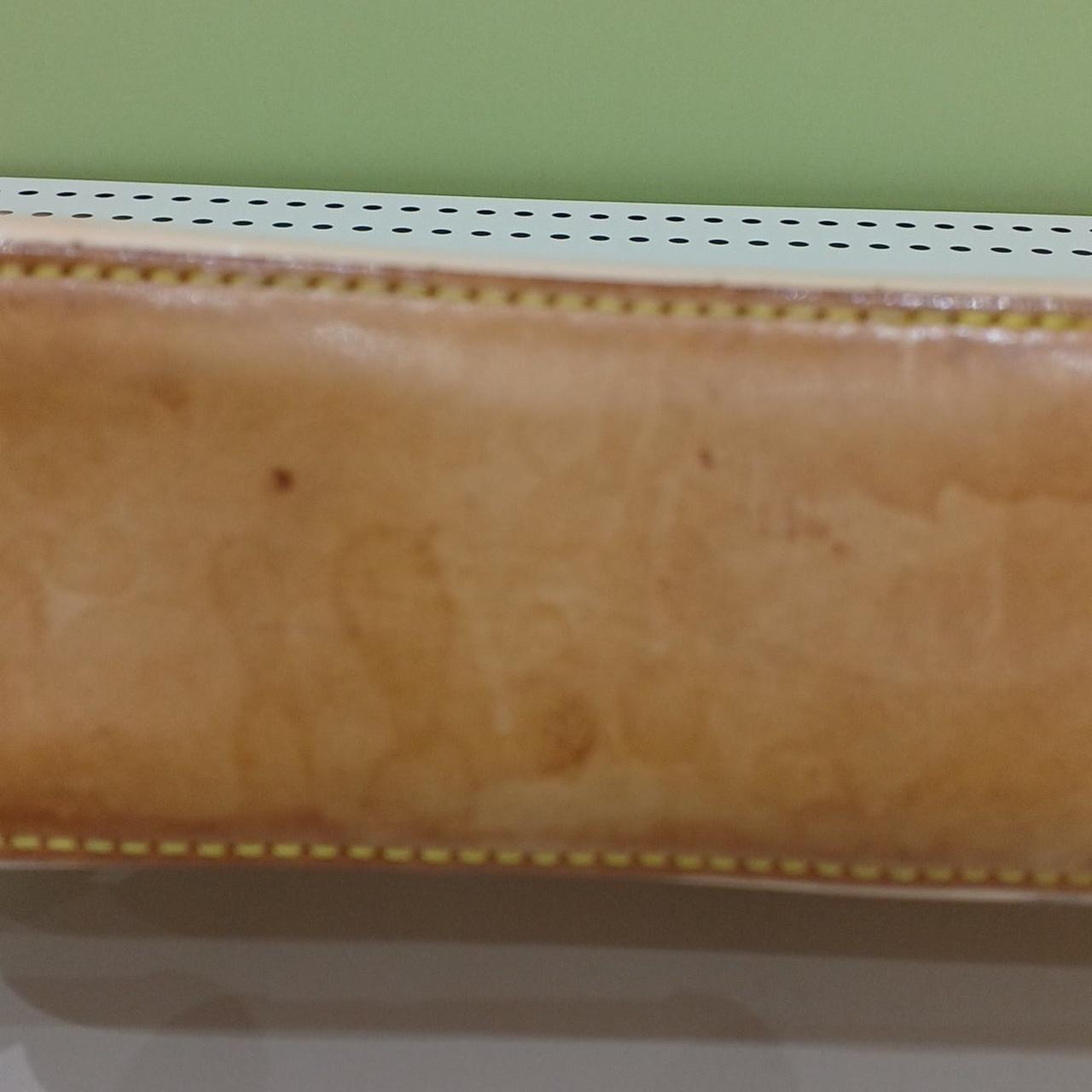 底部分にシミ汚れがあります