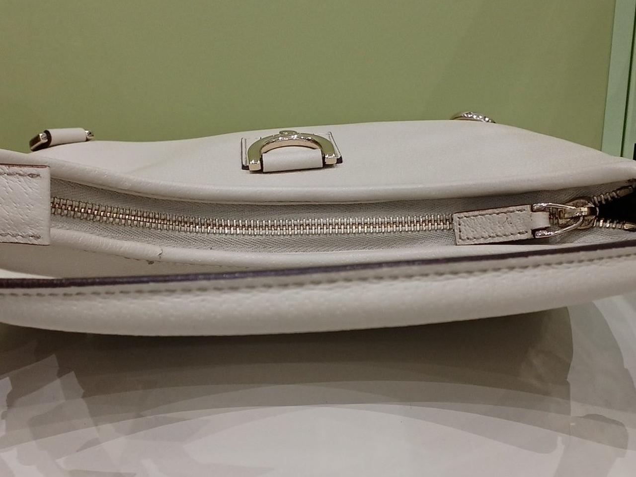 紐とチャックです。