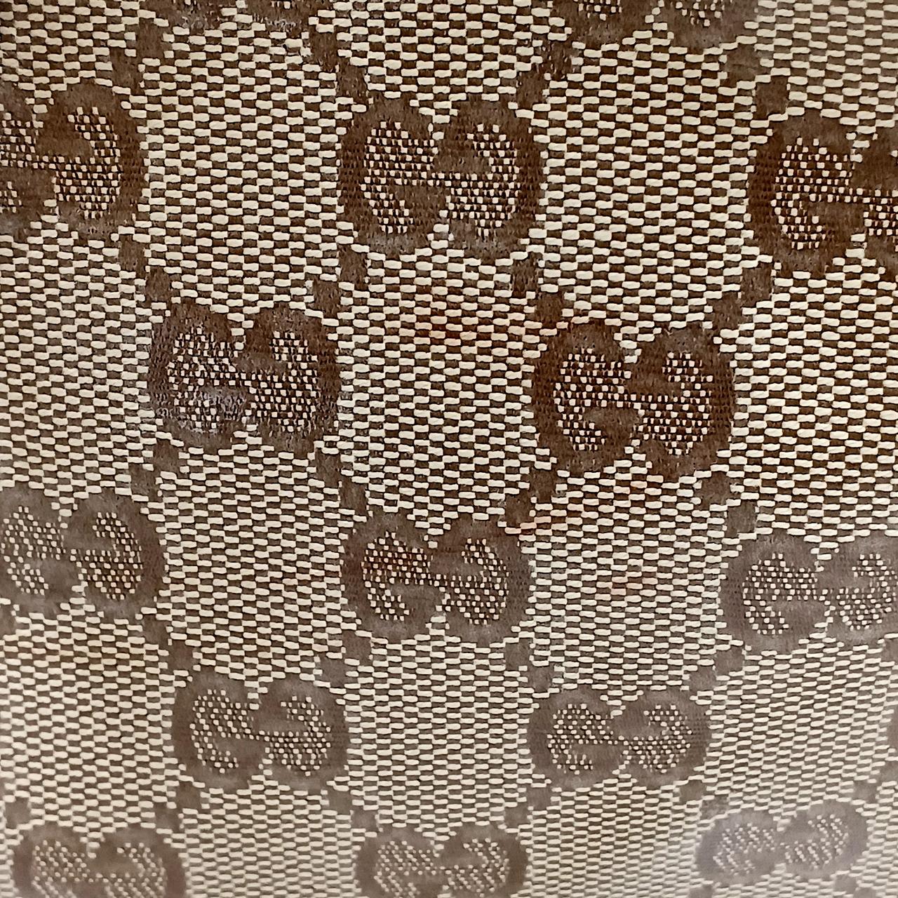 ８枚目の写真の汚れを更に拡大したものです