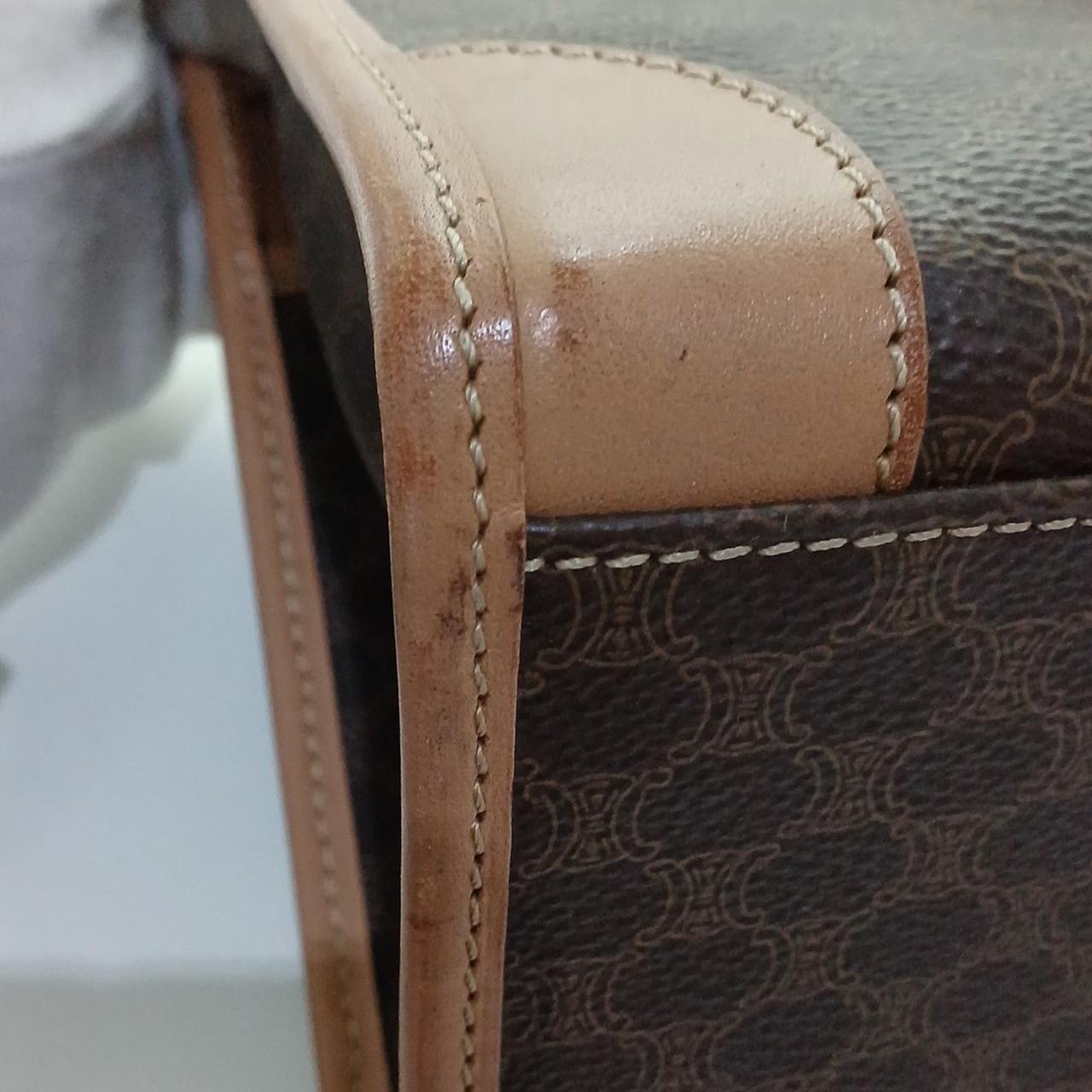 擦り傷のような汚れが付いております