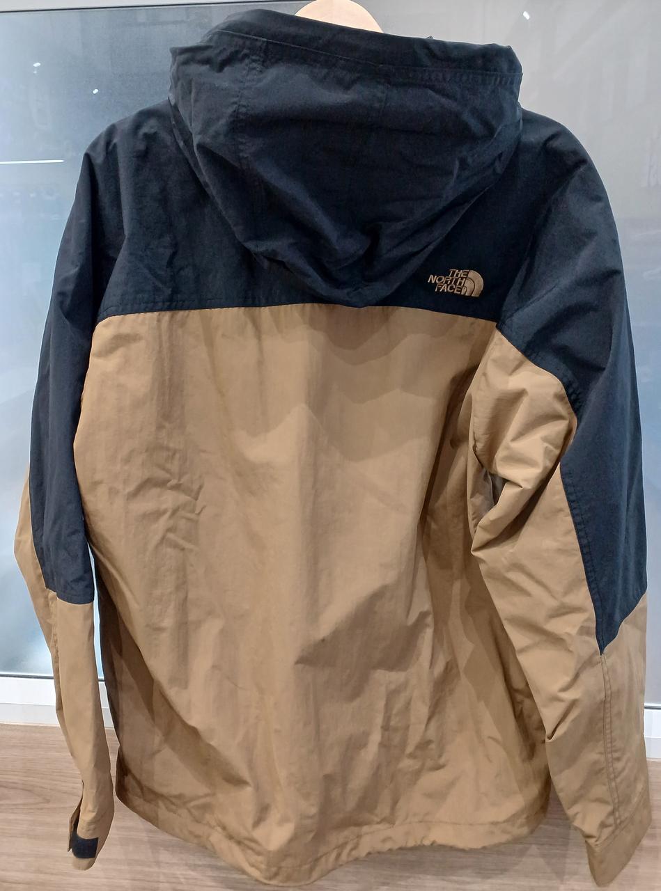 フード付きで、収納可能。