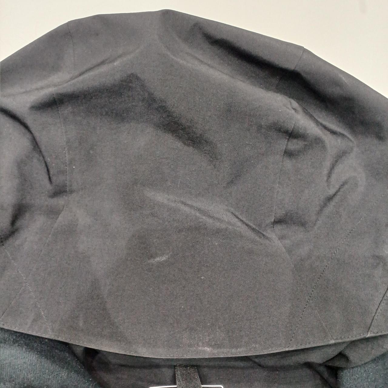 フード部に少し汚れ見られます。