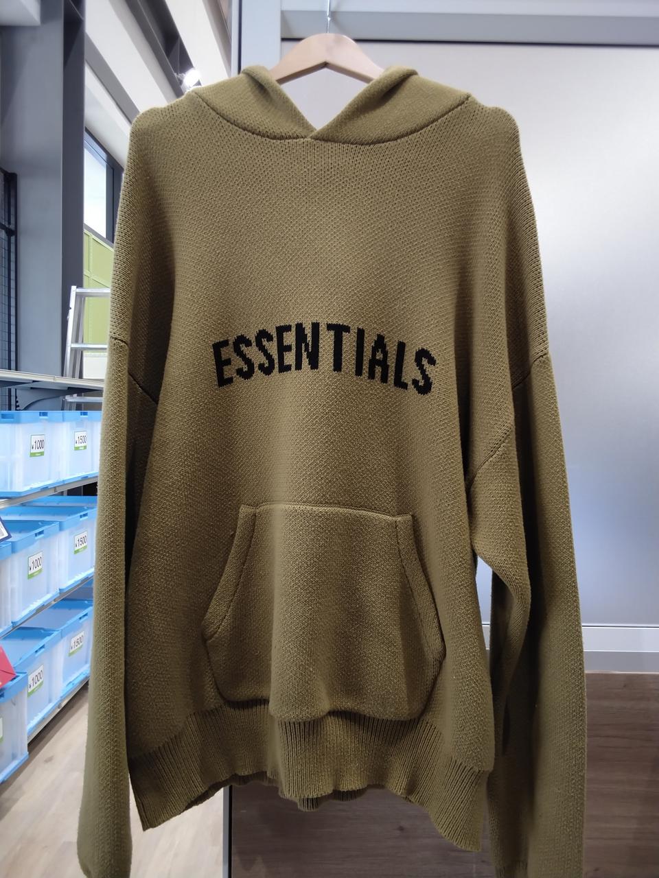 少しだけほつれ、毛玉が見られます