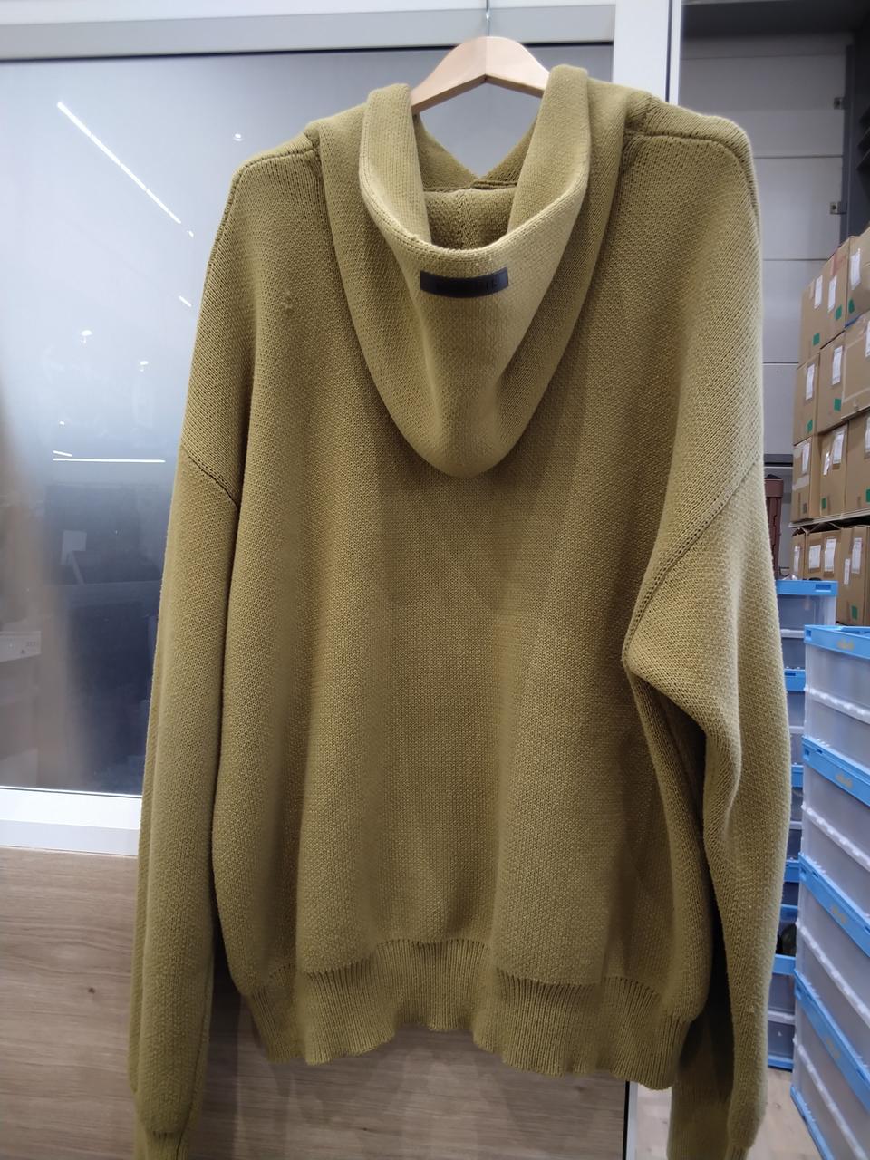 少しだけほつれ、毛玉が見られます