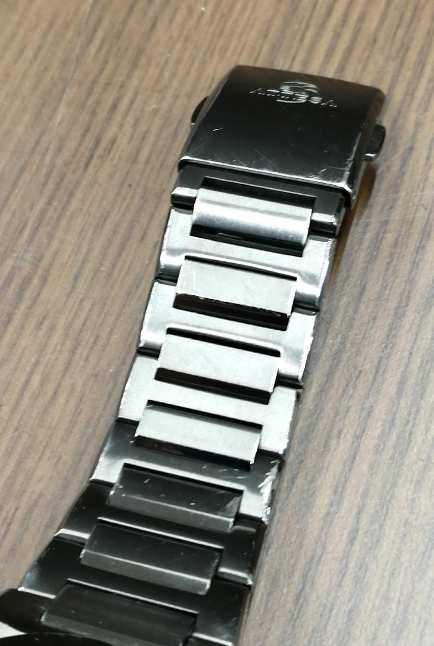 ベルト部分に細かい傷があります。