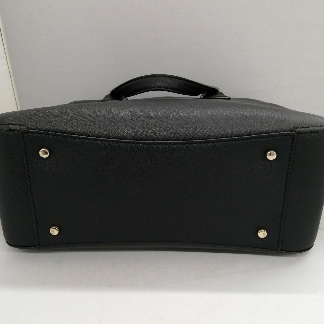 バッグ裏金具部分キズあります。