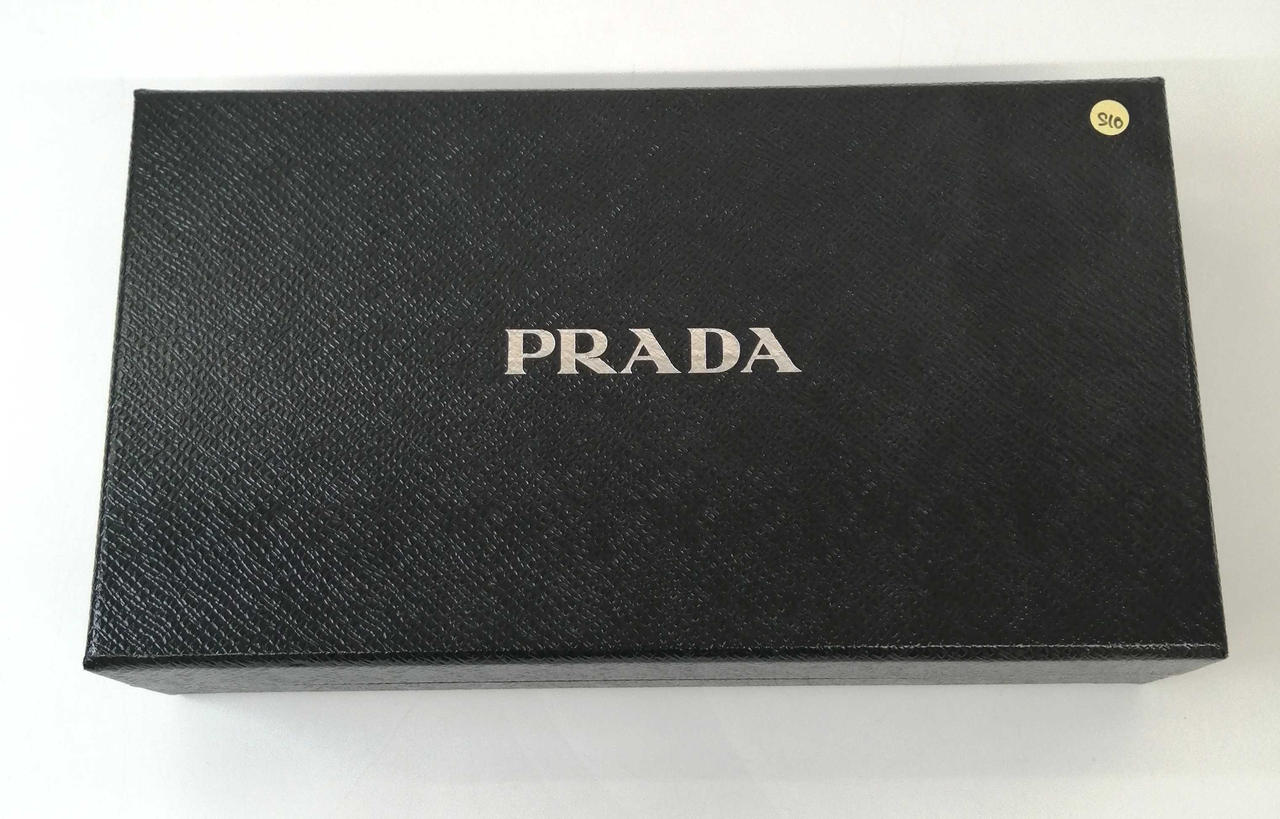 化粧箱付きです。