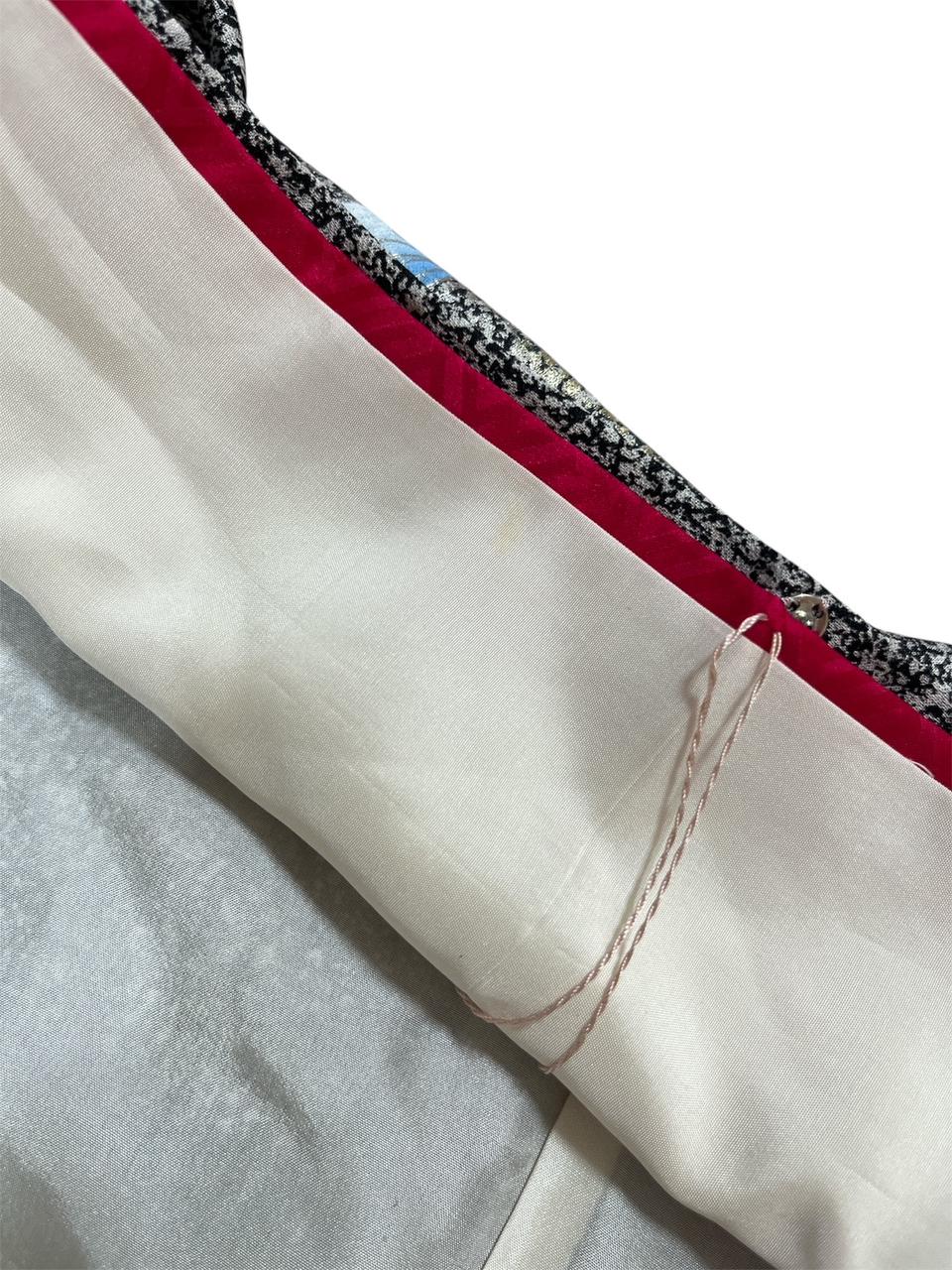 首元、黄色変色あり