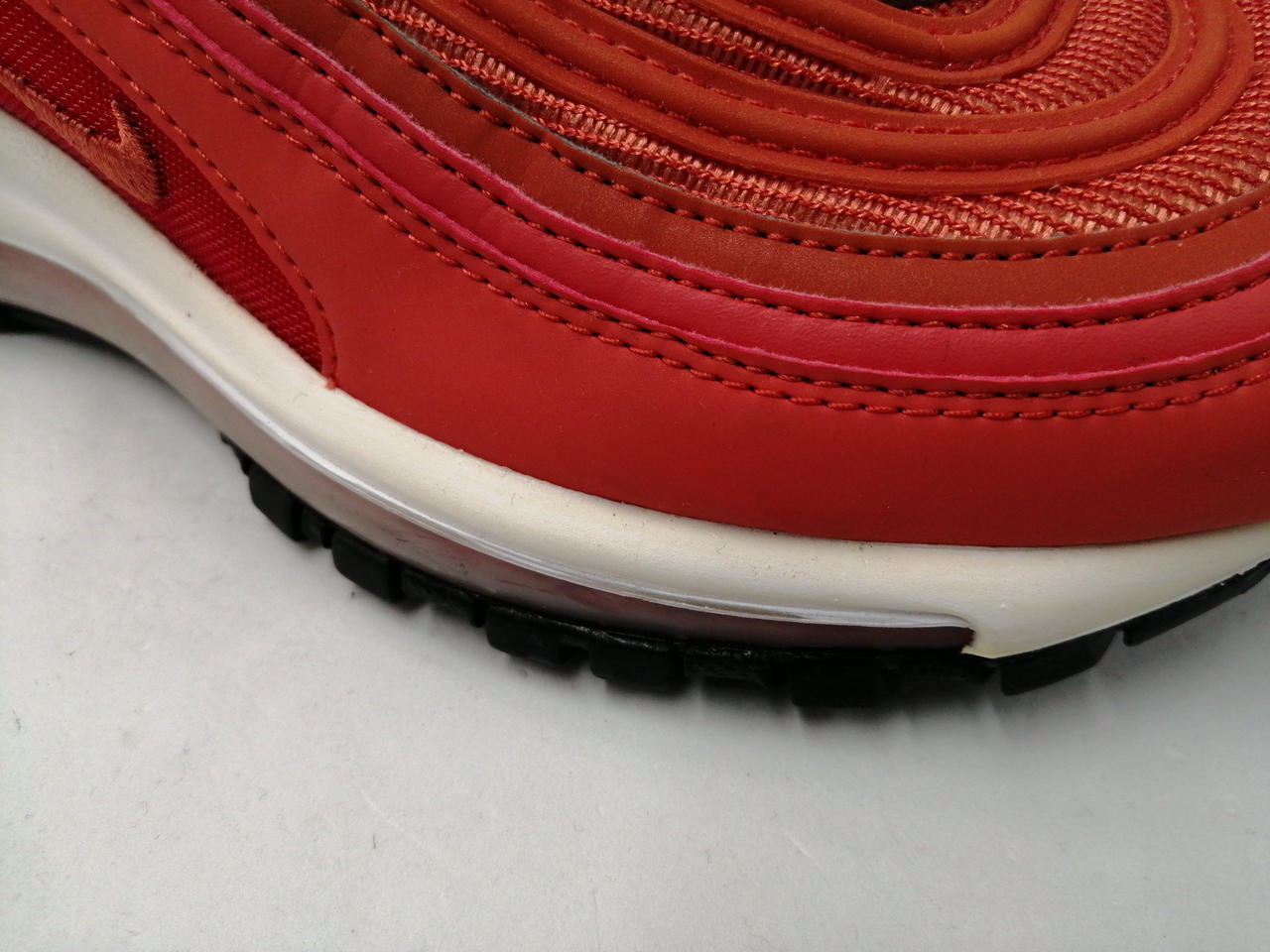 ソールの白い部分が薄く黄色く変色してます