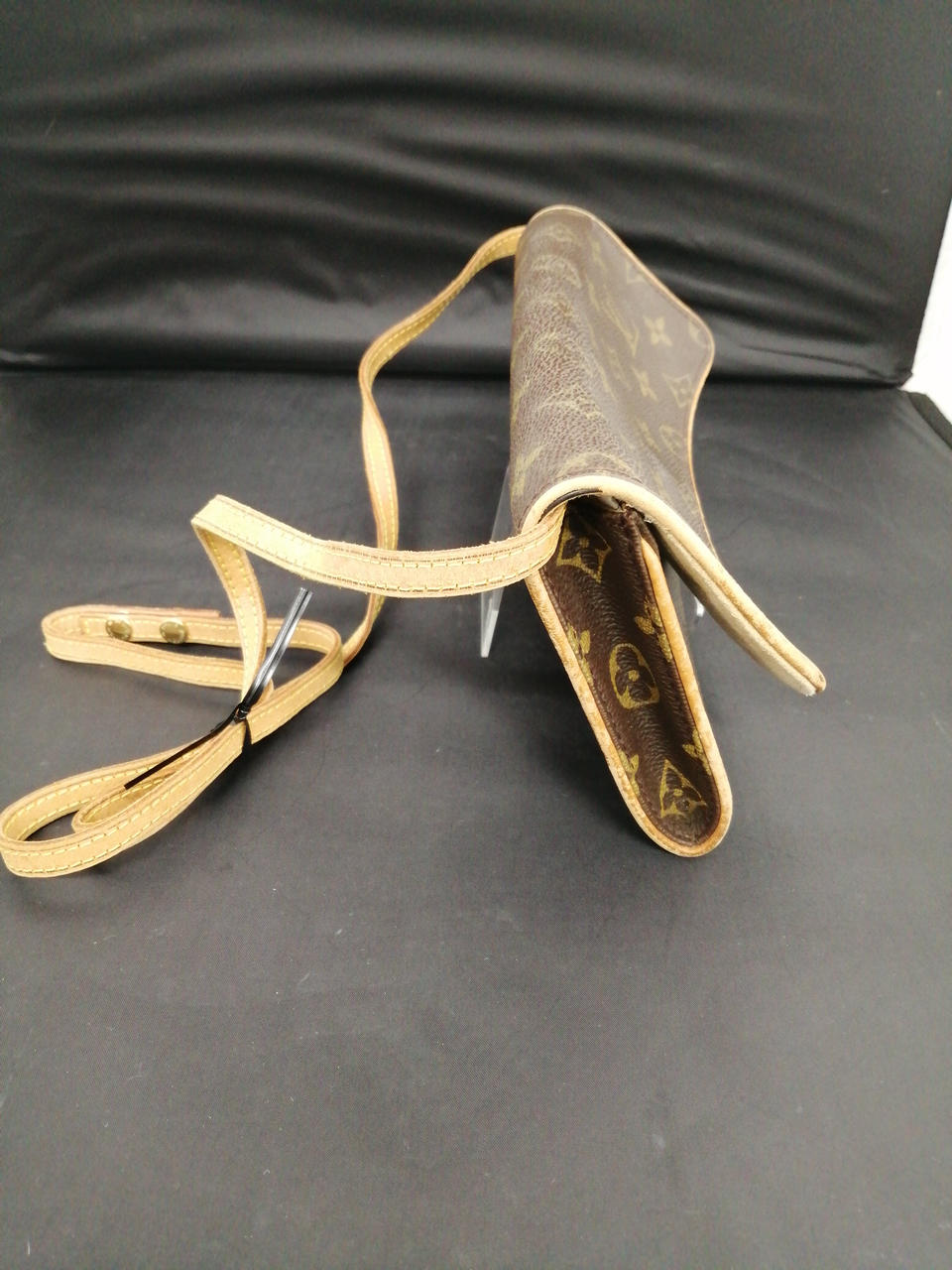 本体フタ部分湾曲しています