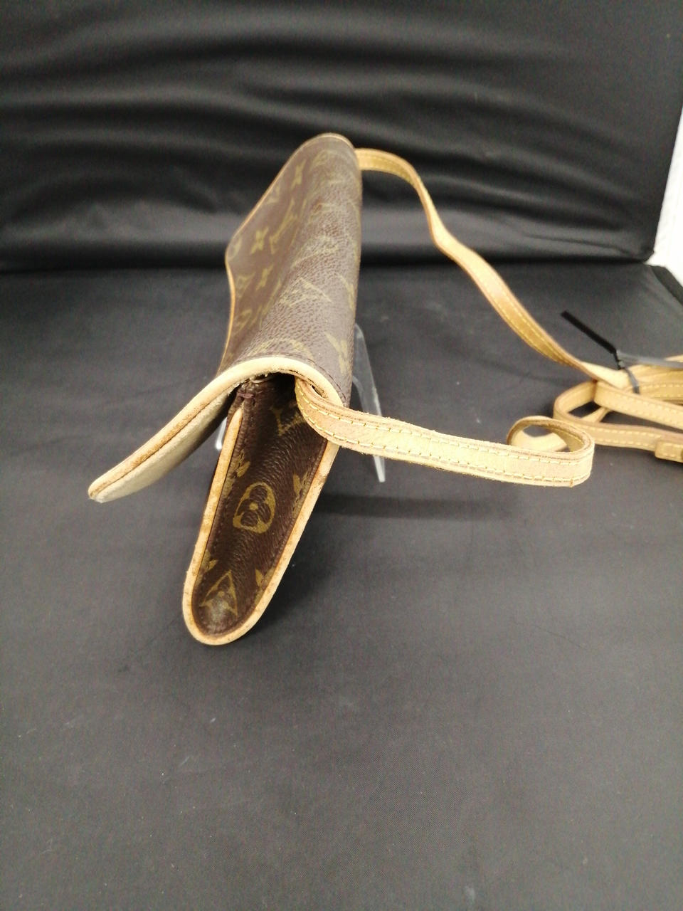 本体フタ部分湾曲あり