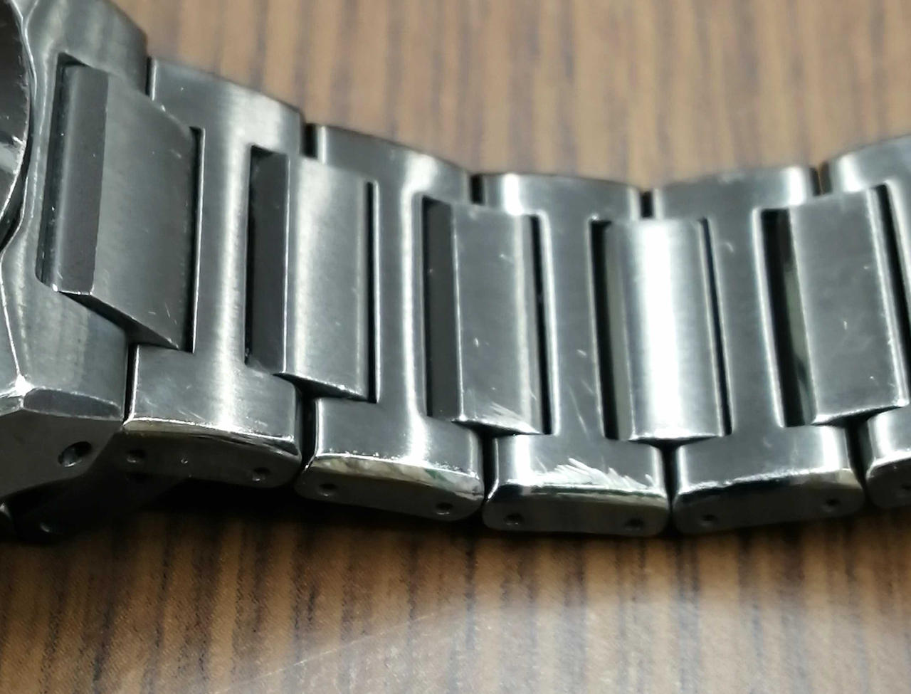 ベルト部分に細かい傷があります。