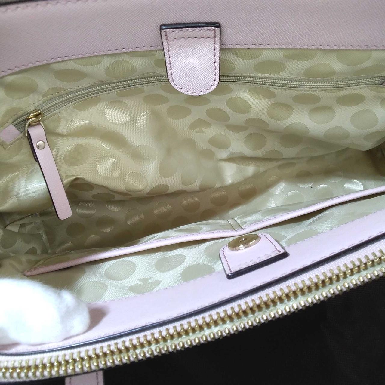 真ん中部分ポケット３つ有ります。