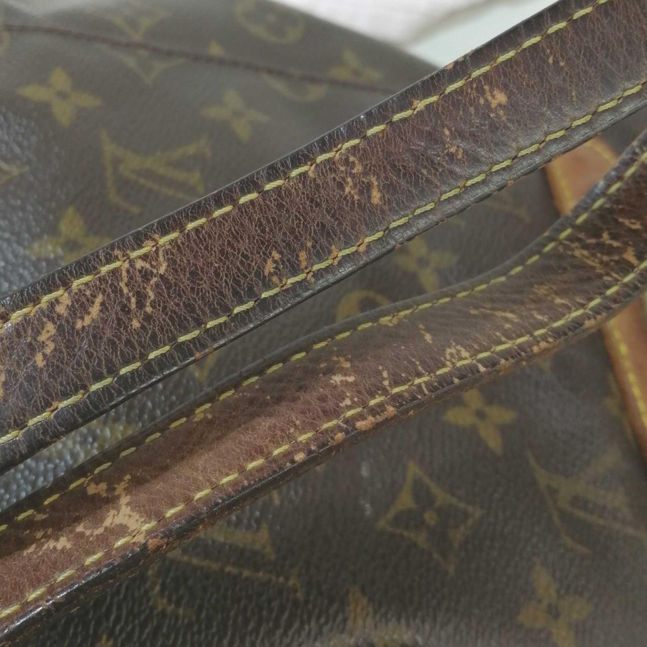 ストラップ部分一部ハガレあります。