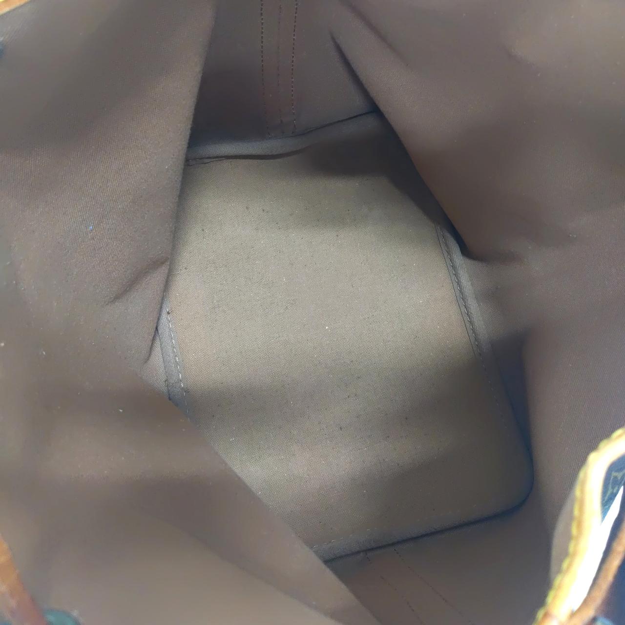 内部は目立ったシミや汚れはありません