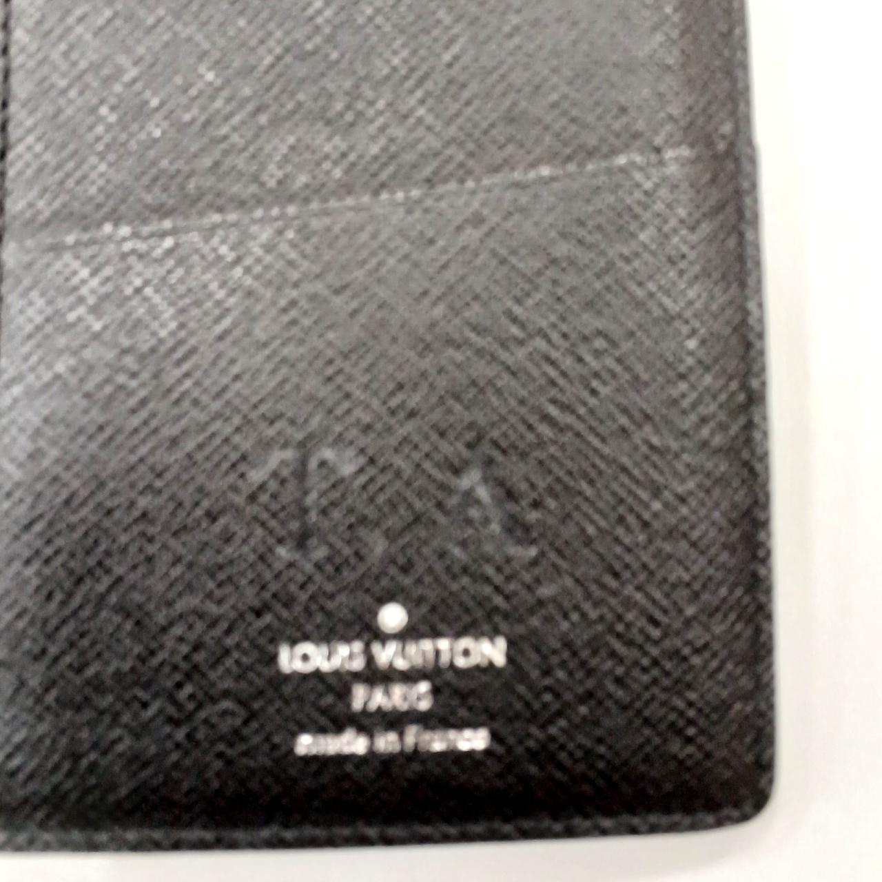 イニシャルの消し跡があります。