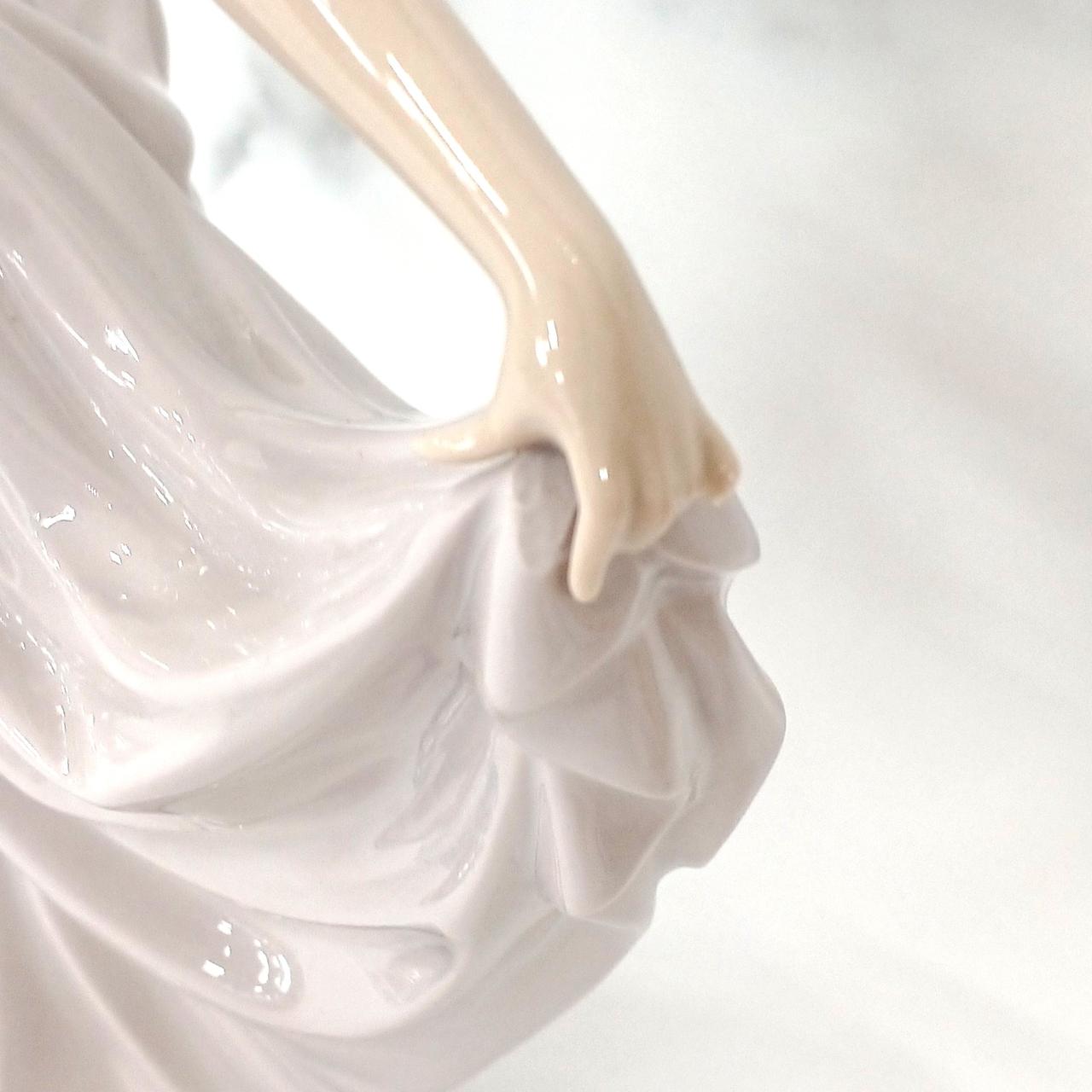 スカートの先が欠けてます