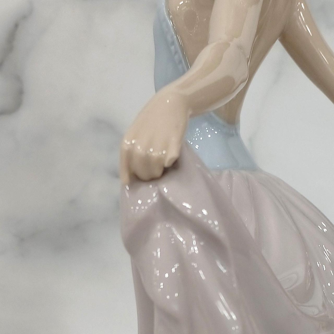 小指の先が欠けてます