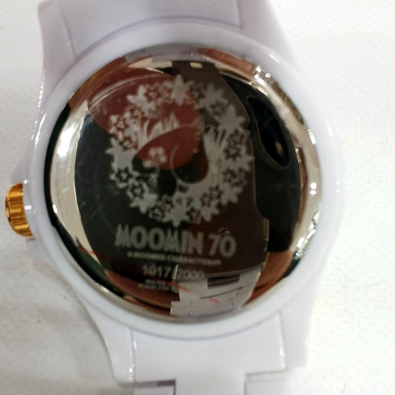 蓋に開ける傷と赤い線があります